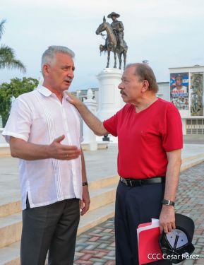 Presidente Daniel Ortega y Compañera Rosario Murillo entregan buses rusos a transportistas