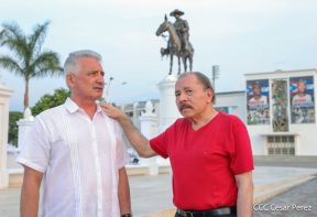 Presidente Daniel Ortega y Compañera Rosario Murillo entregan buses rusos a transportistas