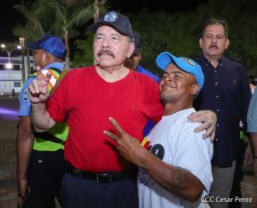 Presidente Daniel Ortega y Compañera Rosario Murillo entregan buses rusos a transportistas