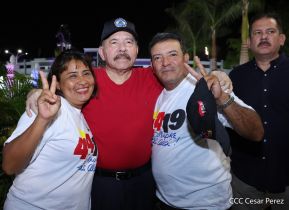 Presidente Daniel Ortega y Compañera Rosario Murillo entregan buses rusos a transportistas