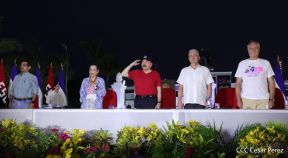 Presidente Daniel Ortega y Compañera Rosario Murillo entregan buses rusos a transportistas