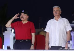 Presidente Daniel Ortega y Compañera Rosario Murillo entregan buses rusos a transportistas