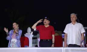 Presidente Daniel Ortega y Compañera Rosario Murillo entregan buses rusos a transportistas