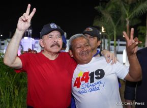 Presidente Daniel Ortega y Compañera Rosario Murillo entregan buses rusos a transportistas