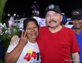 Presidente Daniel Ortega y Compañera Rosario Murillo entregan buses rusos a transportistas