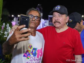 Presidente Daniel Ortega y Compañera Rosario Murillo entregan buses rusos a transportistas