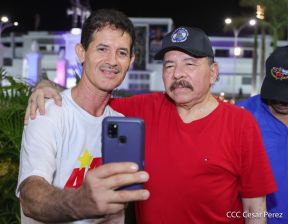 Presidente Daniel Ortega y Compañera Rosario Murillo entregan buses rusos a transportistas