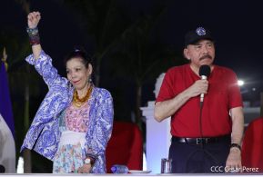 Presidente Daniel Ortega y Compañera Rosario Murillo entregan buses rusos a transportistas