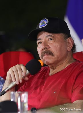 Presidente Daniel Ortega y Compañera Rosario Murillo entregan buses rusos a transportistas