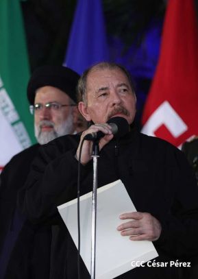 Presidente Daniel Ortega y Vicepresidenta Rosario Murillo en encuentro con el Presidente de Irán