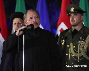 Presidente Daniel Ortega y Vicepresidenta Rosario Murillo en encuentro con el Presidente de Irán
