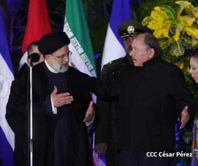 Presidente Daniel Ortega y Vicepresidenta Rosario Murillo en encuentro con el Presidente de Irán