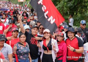 Militantes sandinistas participan en caminata en honor al Repliegue Táctico a Masaya