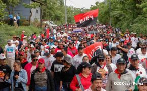 Militantes sandinistas participan en caminata en honor al Repliegue Táctico a Masaya