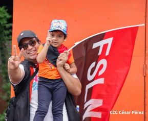 Militantes sandinistas participan en caminata en honor al Repliegue Táctico a Masaya