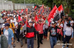 Militantes sandinistas participan en caminata en honor al Repliegue Táctico a Masaya
