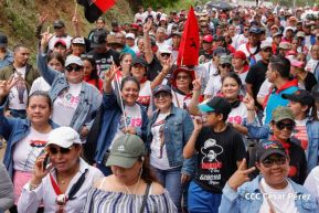 Militantes sandinistas participan en caminata en honor al Repliegue Táctico a Masaya