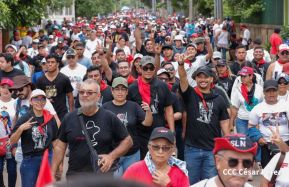 Militantes sandinistas participan en caminata en honor al Repliegue Táctico a Masaya
