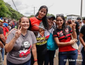 Militantes sandinistas participan en caminata en honor al Repliegue Táctico a Masaya