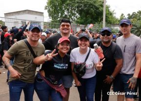 Militantes sandinistas participan en caminata en honor al Repliegue Táctico a Masaya