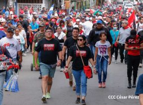 Militantes sandinistas participan en caminata en honor al Repliegue Táctico a Masaya