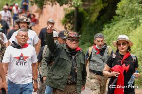 Militantes sandinistas participan en caminata en honor al Repliegue Táctico a Masaya