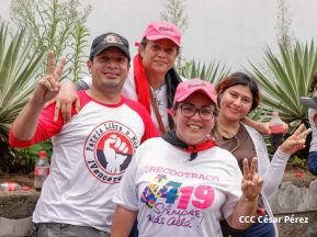 Militantes sandinistas participan en caminata en honor al Repliegue Táctico a Masaya