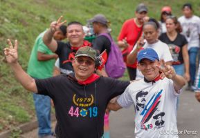 Militantes sandinistas participan en caminata en honor al Repliegue Táctico a Masaya
