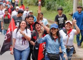 Militantes sandinistas participan en caminata en honor al Repliegue Táctico a Masaya