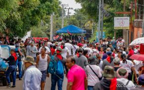 Militantes sandinistas participan en caminata en honor al Repliegue Táctico a Masaya