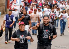 Militantes sandinistas participan en caminata en honor al Repliegue Táctico a Masaya