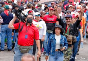 Militantes sandinistas participan en caminata en honor al Repliegue Táctico a Masaya