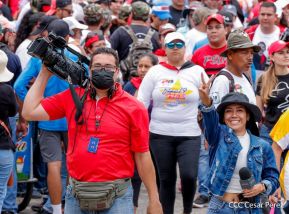 Militantes sandinistas participan en caminata en honor al Repliegue Táctico a Masaya