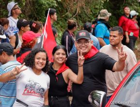 Militantes sandinistas participan en caminata en honor al Repliegue Táctico a Masaya