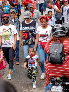 Militantes sandinistas participan en caminata en honor al Repliegue Táctico a Masaya