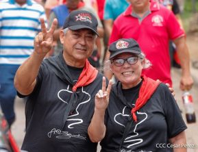 Militantes sandinistas participan en caminata en honor al Repliegue Táctico a Masaya