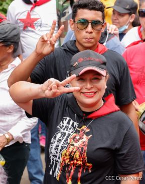 Militantes sandinistas participan en caminata en honor al Repliegue Táctico a Masaya