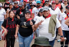 Militantes sandinistas participan en caminata en honor al Repliegue Táctico a Masaya