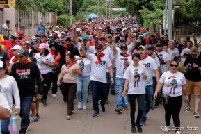 Militantes sandinistas participan en caminata en honor al Repliegue Táctico a Masaya