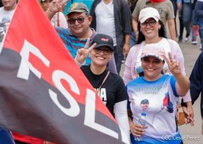 Militantes sandinistas participan en caminata en honor al Repliegue Táctico a Masaya