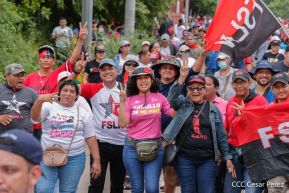 Militantes sandinistas participan en caminata en honor al Repliegue Táctico a Masaya