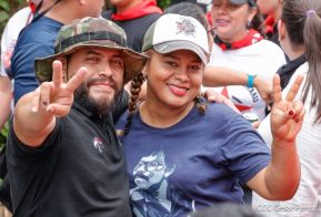 Militantes sandinistas participan en caminata en honor al Repliegue Táctico a Masaya