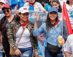 Militantes sandinistas participan en caminata en honor al Repliegue Táctico a Masaya