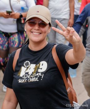 Militantes sandinistas participan en caminata en honor al Repliegue Táctico a Masaya