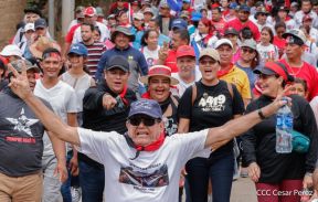 Militantes sandinistas participan en caminata en honor al Repliegue Táctico a Masaya