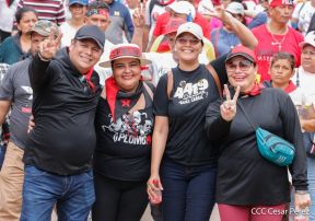 Militantes sandinistas participan en caminata en honor al Repliegue Táctico a Masaya