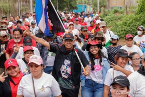 Militantes sandinistas participan en caminata en honor al Repliegue Táctico a Masaya