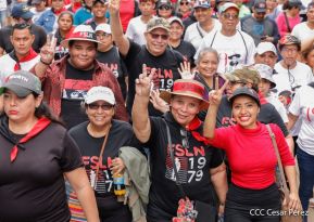 Militantes sandinistas participan en caminata en honor al Repliegue Táctico a Masaya