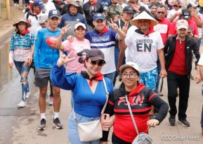 Militantes sandinistas participan en caminata en honor al Repliegue Táctico a Masaya