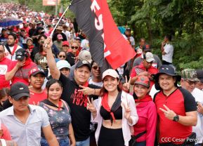 Militantes sandinistas participan en caminata en honor al Repliegue Táctico a Masaya